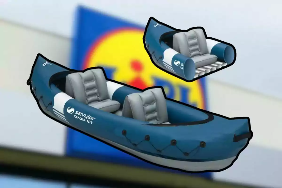 Bote inflable azul con asientos grises y el logo de una tienda de fondo desenfocado