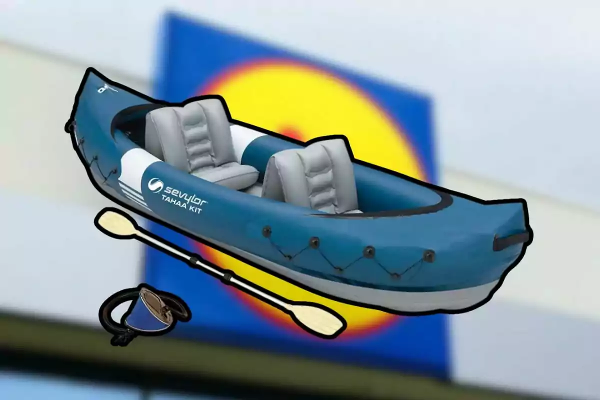 Bote inflable azul con dos asientos grises, un remo y una bomba de aire sobre un fondo desenfocado con un logotipo circular amarillo y azul.