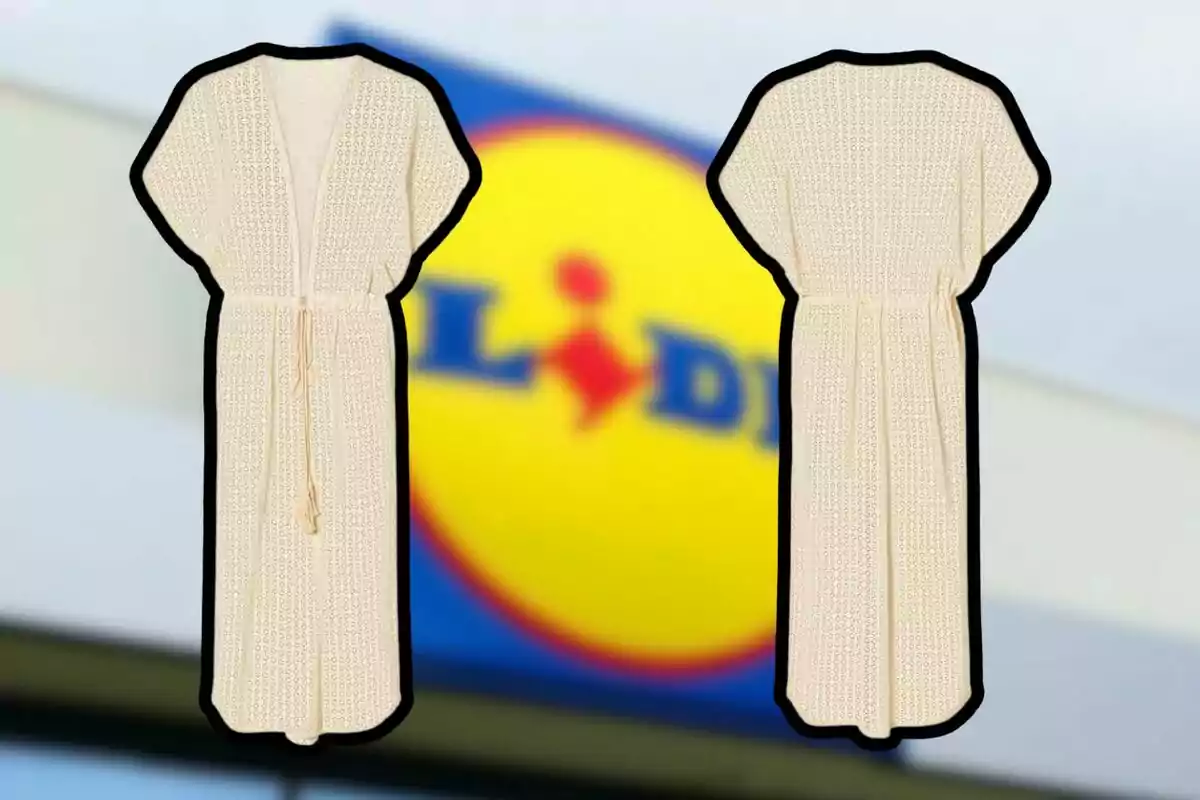 Dos vistas de una prenda tejida color crema con cinturón, sobre un fondo desenfocado con el logotipo de una tienda. Dos vistas de una prenda tejida color crema con cinturón, sobre un fondo desenfocado con el logotipo de una tienda.