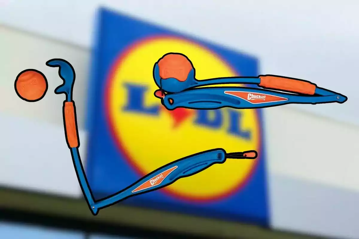 Juguetes para lanzar pelotas de perro de color azul y naranja frente a un cartel borroso de la tienda Lidl Juguetes para lanzar pelotas de perro de color azul y naranja frente a un cartel borroso de la tienda Lidl