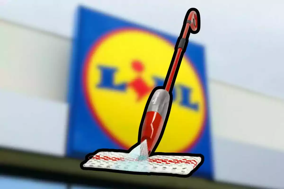 Un trapeador rojo con dispensador de agua frente a un cartel borroso de la tienda Lidl Un trapeador rojo con dispensador de agua frente a un cartel borroso de la tienda Lidl