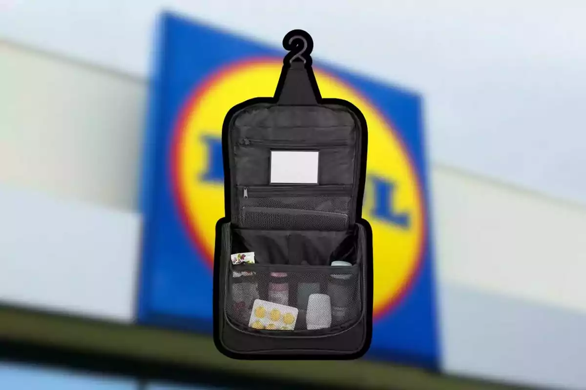 Bolsa de aseo negra colgante con varios productos de higiene y medicamentos frente a un cartel borroso de una tienda Bolsa de aseo negra colgante con varios productos de higiene y medicamentos frente a un cartel borroso de una tienda