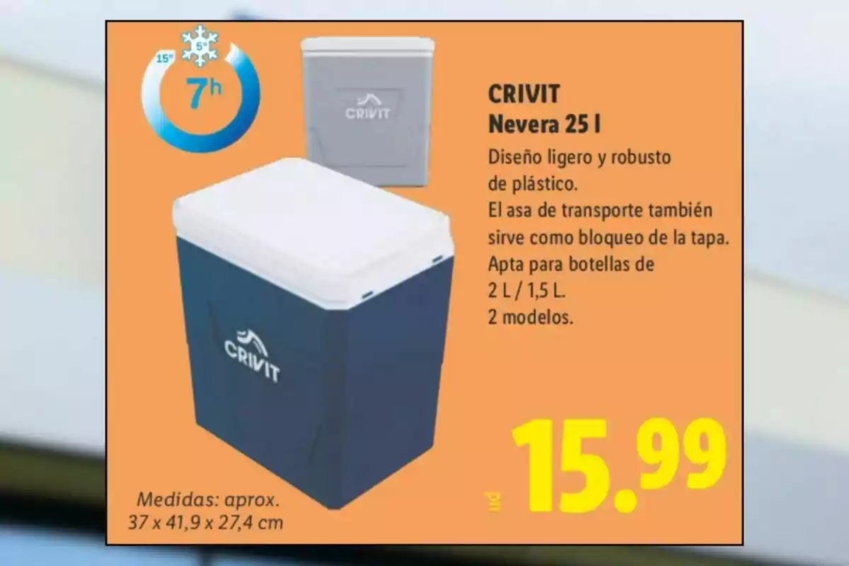 Nevera portátil CRIVIT de 25 litros en color azul con tapa blanca, diseño robusto de plástico, precio de 15.99 euros, información de capacidad y dimensiones en un fondo naranja Nevera portátil CRIVIT de 25 litros en color azul con tapa blanca, diseño robusto de plástico, precio de 15.99 euros, información de capacidad y dimensiones en un fondo naranja