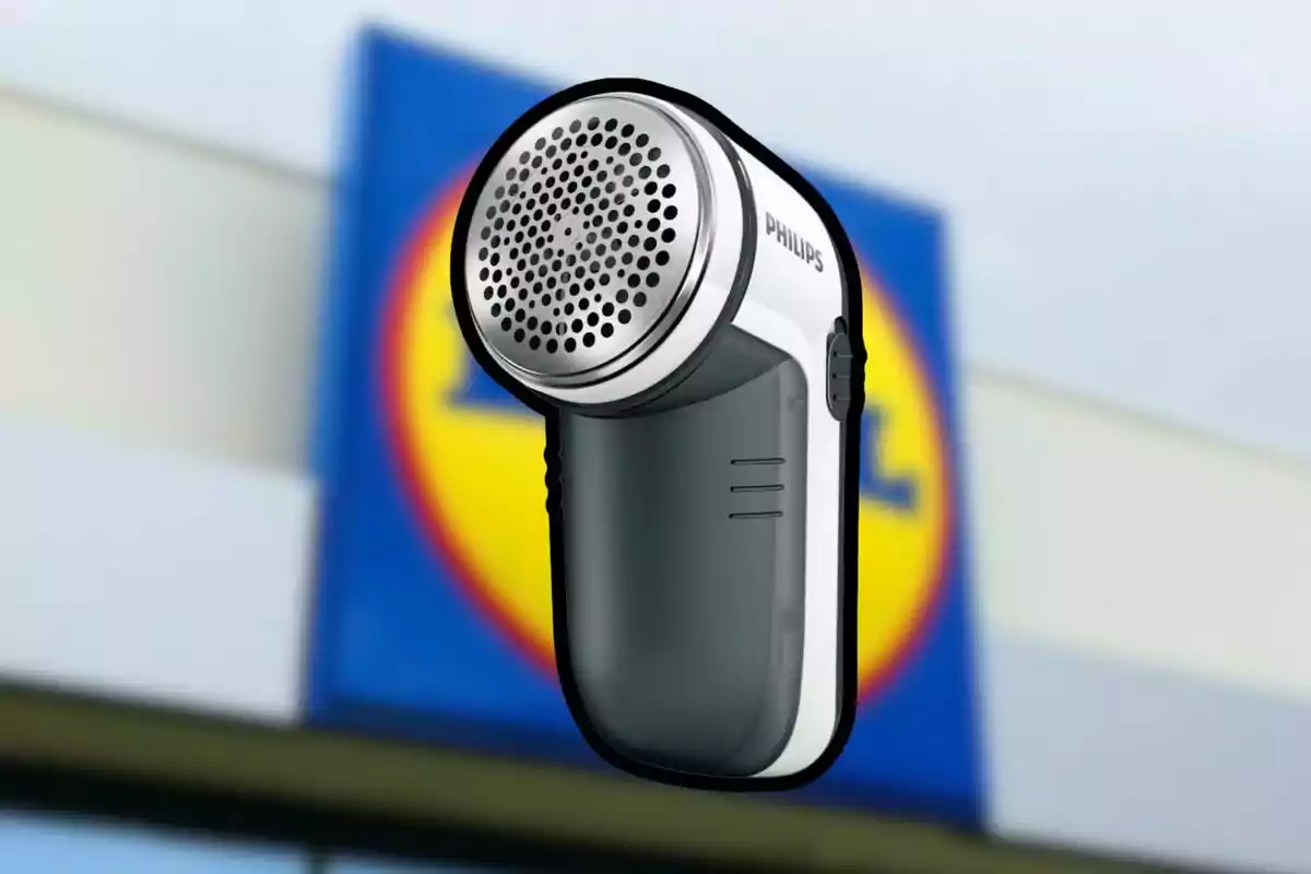 Quitapelusas eléctrico de la marca Philips con fondo desenfocado de un letrero de supermercado