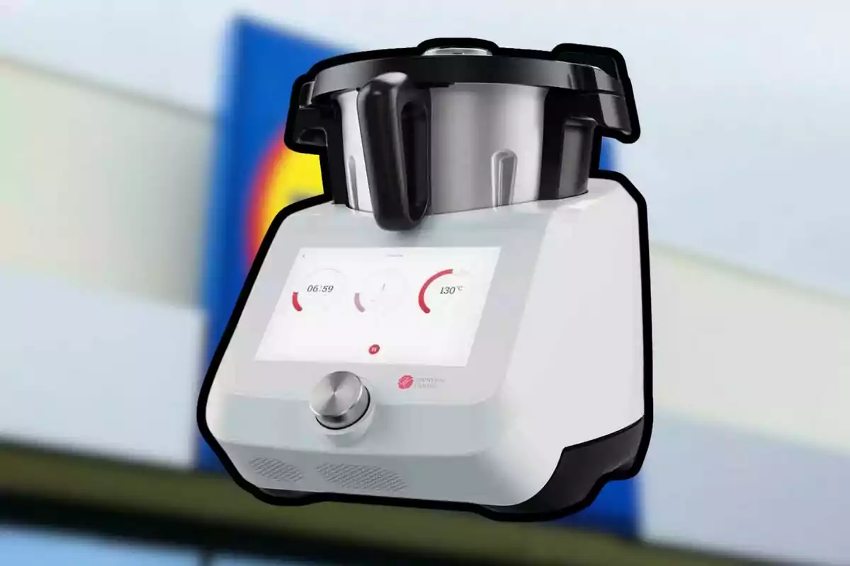 Robot de cocina multifunción de color blanco con pantalla digital y perilla plateada frente a un fondo desenfocado Robot de cocina multifunción de color blanco con pantalla digital y perilla plateada frente a un fondo desenfocado