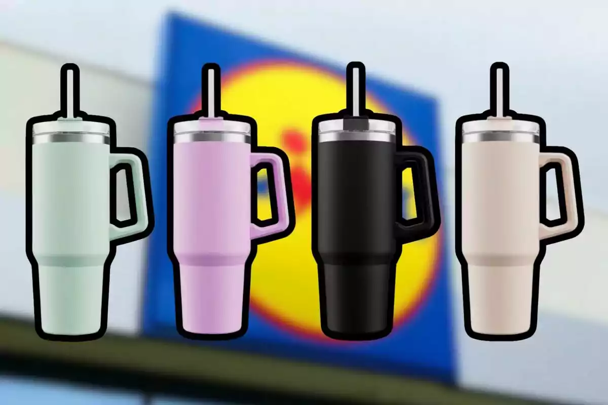 Cuatro vasos térmicos con popote y asa en colores pastel y negro frente a un letrero borroso de supermercado. Cuatro vasos térmicos con popote y asa en colores pastel y negro frente a un letrero borroso de supermercado.