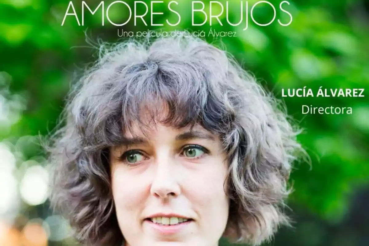 Cartel de la película Amores Brujos con el rostro de una mujer de cabello rizado y fondo verde, acompañado del nombre Lucía Álvarez y el título de directora Cartel de la película Amores Brujos con el rostro de una mujer de cabello rizado y fondo verde, acompañado del nombre Lucía Álvarez y el título de directora