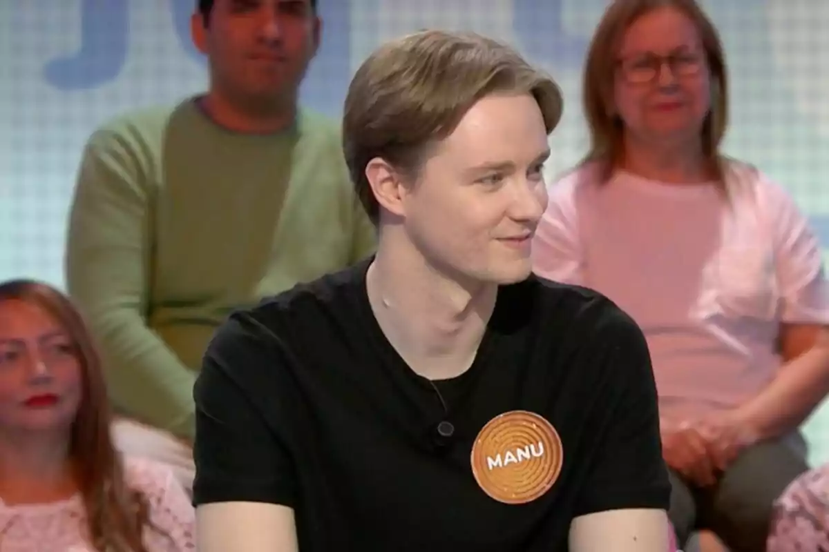 Manu Pascual con camiseta negra participa en un programa de televisión, que es 'Pasapalabra', con público al fondo. Manu Pascual con camiseta negra participa en un programa de televisión, que es 'Pasapalabra', con público al fondo.