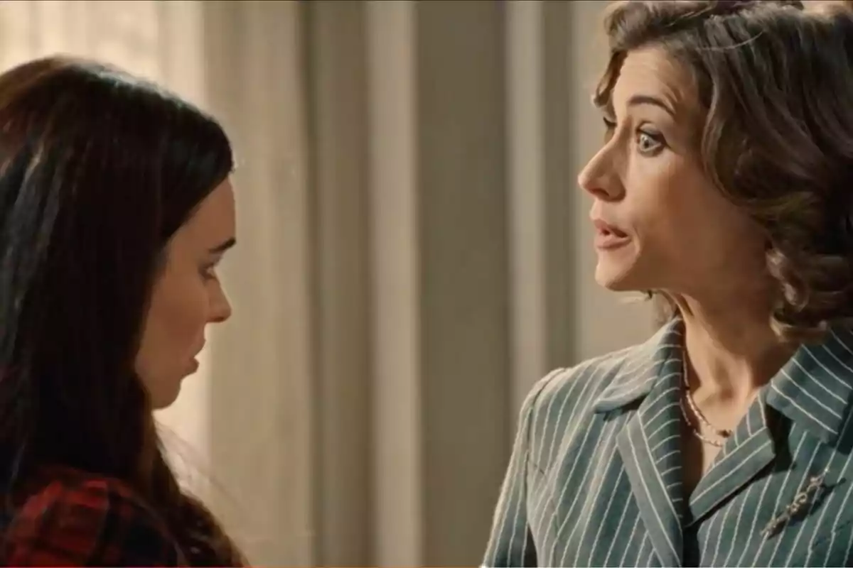 Dos mujeres -Marta Belmonte y Roser Tapias- conversan en un ambiente interior, una de ellas parece sorprendida o preocupada mientras la otra la escucha atentamente. Dos mujeres -Marta Belmonte y Roser Tapias- conversan en un ambiente interior, una de ellas parece sorprendida o preocupada mientras la otra la escucha atentamente.