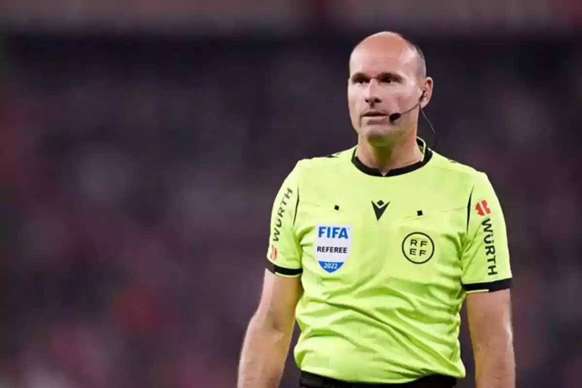 Árbitro de fútbol con uniforme amarillo fosforescente y micrófono en un estadio Árbitro de fútbol con uniforme amarillo fosforescente y micrófono en un estadio