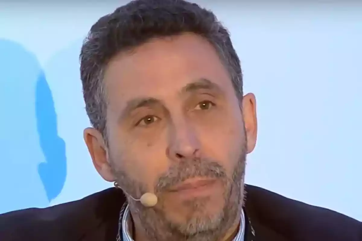Hombre de cabello corto y barba con micrófono de diadema participando en un evento Hombre de cabello corto y barba con micrófono de diadema participando en un evento