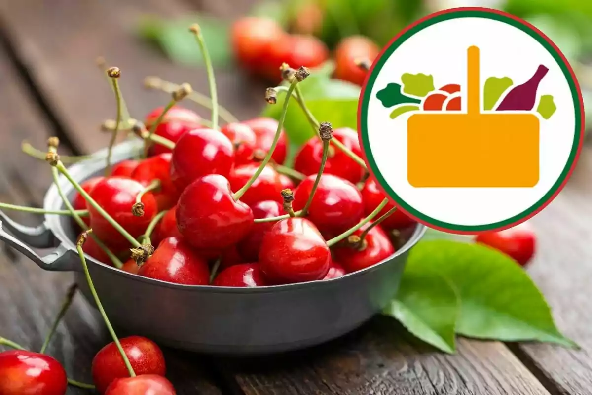 Cerezas frescas en un recipiente metálico sobre una mesa de madera con un gráfico de canasta de alimentos superpuesto en la esquina superior derecha