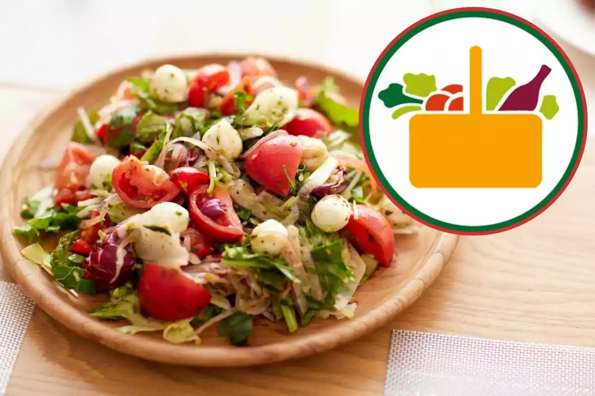 Ensalada fresca con tomates, queso mozzarella y hojas verdes servida en un plato de madera junto a un icono de canasta de alimentos Ensalada fresca con tomates, queso mozzarella y hojas verdes servida en un plato de madera junto a un icono de canasta de alimentos