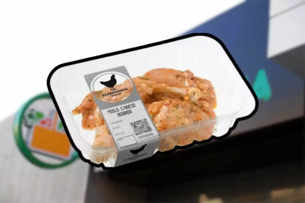 Bandeja de muslos de pollo adobados envasados con etiqueta de información frente a un fondo borroso de supermercado