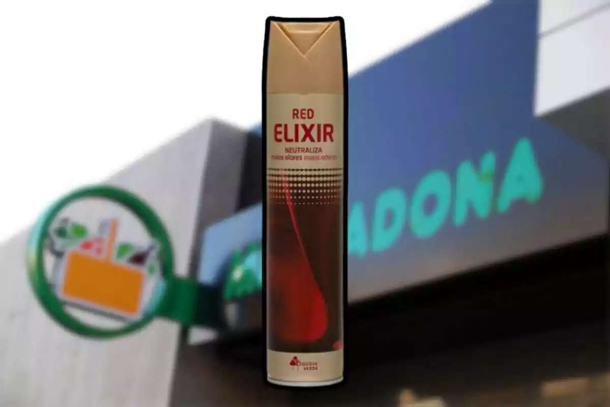 Ambientador Red Elixir de Bosque Verde frente a una tienda Mercadona desenfocada Ambientador Red Elixir de Bosque Verde frente a una tienda Mercadona desenfocada