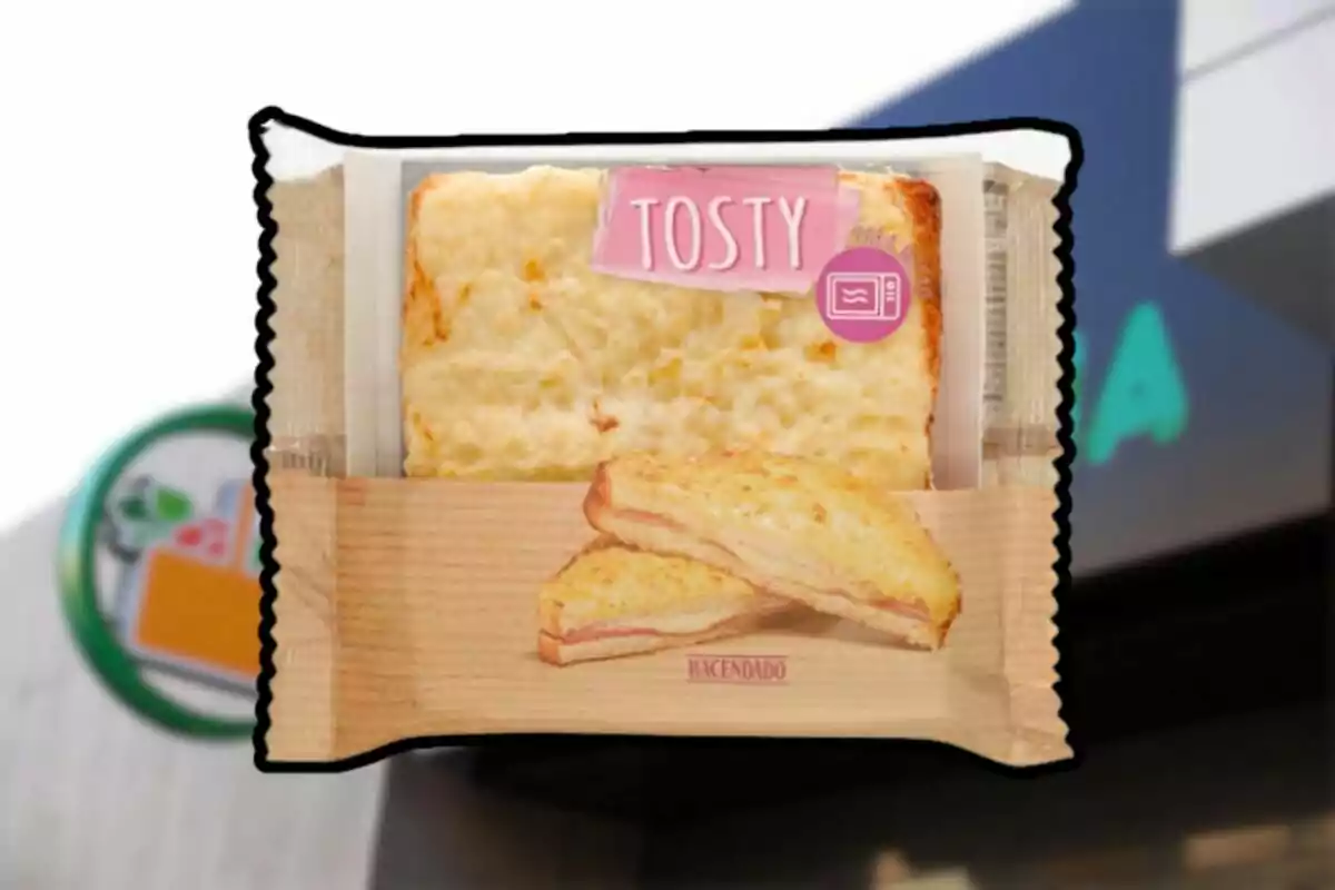 Empaque de sándwich Tosty de la marca Hacendado con imagen del producto y fondo de supermercado desenfocado Empaque de sándwich Tosty de la marca Hacendado con imagen del producto y fondo de supermercado desenfocado