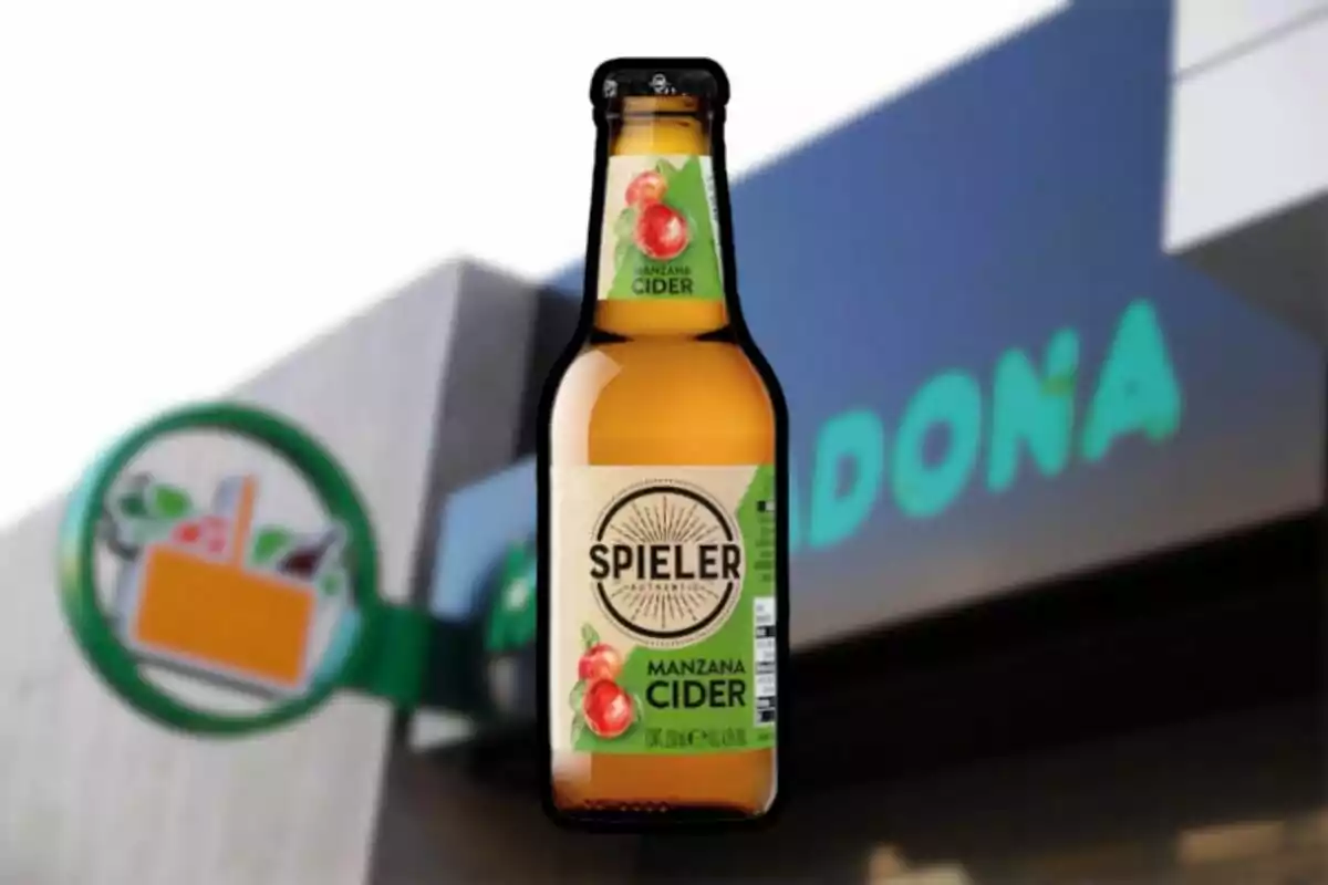 Botella de sidra de manzana Spieler frente a una tienda Mercadona desenfocada Botella de sidra de manzana Spieler frente a una tienda Mercadona desenfocada