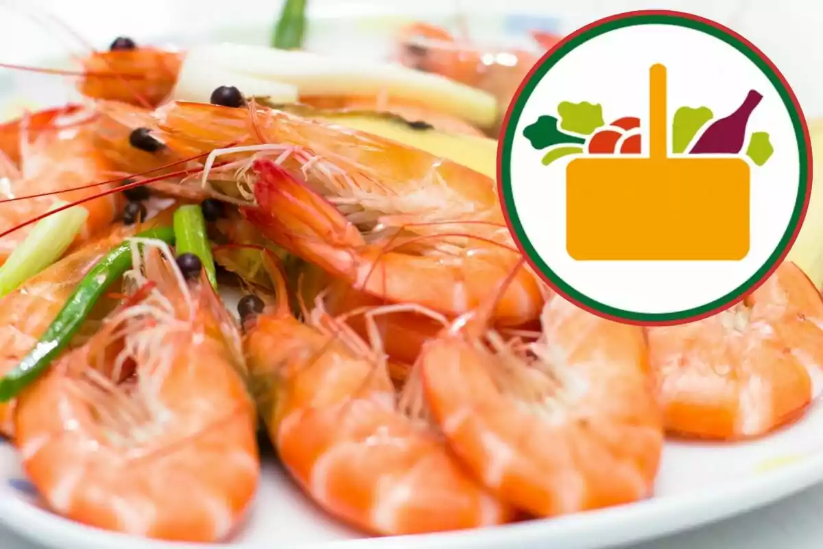 Camarones cocidos servidos en un plato con verduras y un icono de canasta de alimentos en la esquina superior derecha Camarones cocidos servidos en un plato con verduras y un icono de canasta de alimentos en la esquina superior derecha