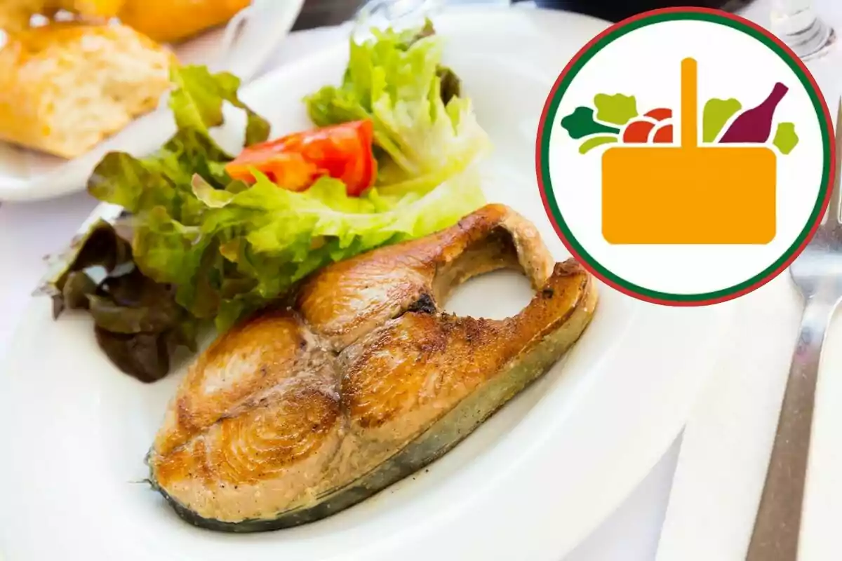 Plato de pescado asado acompañado de ensalada de lechuga y jitomate con un icono de canasta de alimentos en la esquina superior derecha Plato de pescado asado acompañado de ensalada de lechuga y jitomate con un icono de canasta de alimentos en la esquina superior derecha