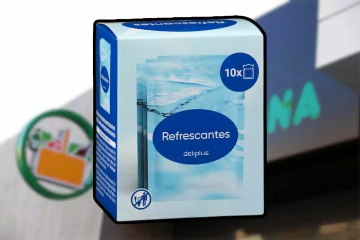 Caja de sobres refrescantes Deliplus de 10 unidades frente a una tienda Mercadona desenfocada Caja de sobres refrescantes Deliplus de 10 unidades frente a una tienda Mercadona desenfocada