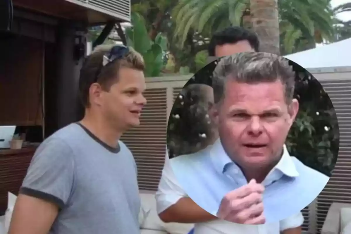 Un hombre de cabello corto y rubio con gafas en la cabeza está de pie al aire libre, mientras un recuadro muestra un acercamiento de su rostro con una expresión seria
