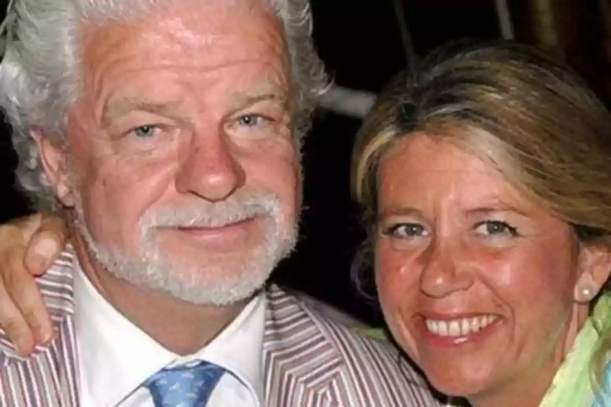 Pareja de personas mayores sonriendo y posando juntas para una foto