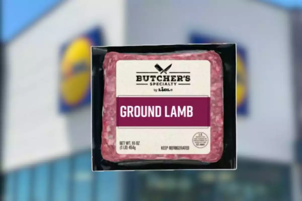 Paquete de carne molida de cordero marca Butcher's Specialty frente a una tienda con el logo de Lidl desenfocado de fondo Paquete de carne molida de cordero marca Butcher's Specialty frente a una tienda con el logo de Lidl desenfocado de fondo
