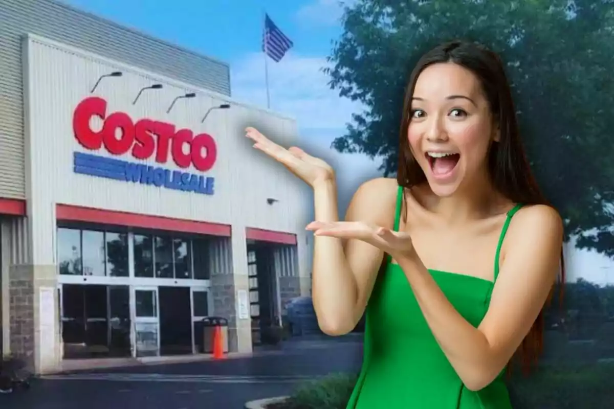 Mujer sonriente con vestido verde señalando con entusiasmo la entrada de una tienda Costco Wholesale