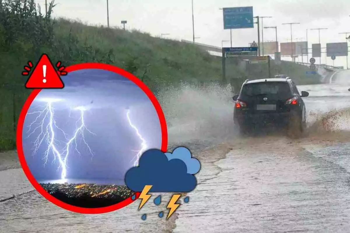 Un coche circula por una carretera inundada mientras llueve intensamente y se observa un gráfico de advertencia con relámpagos y nubes indicando tormenta eléctrica