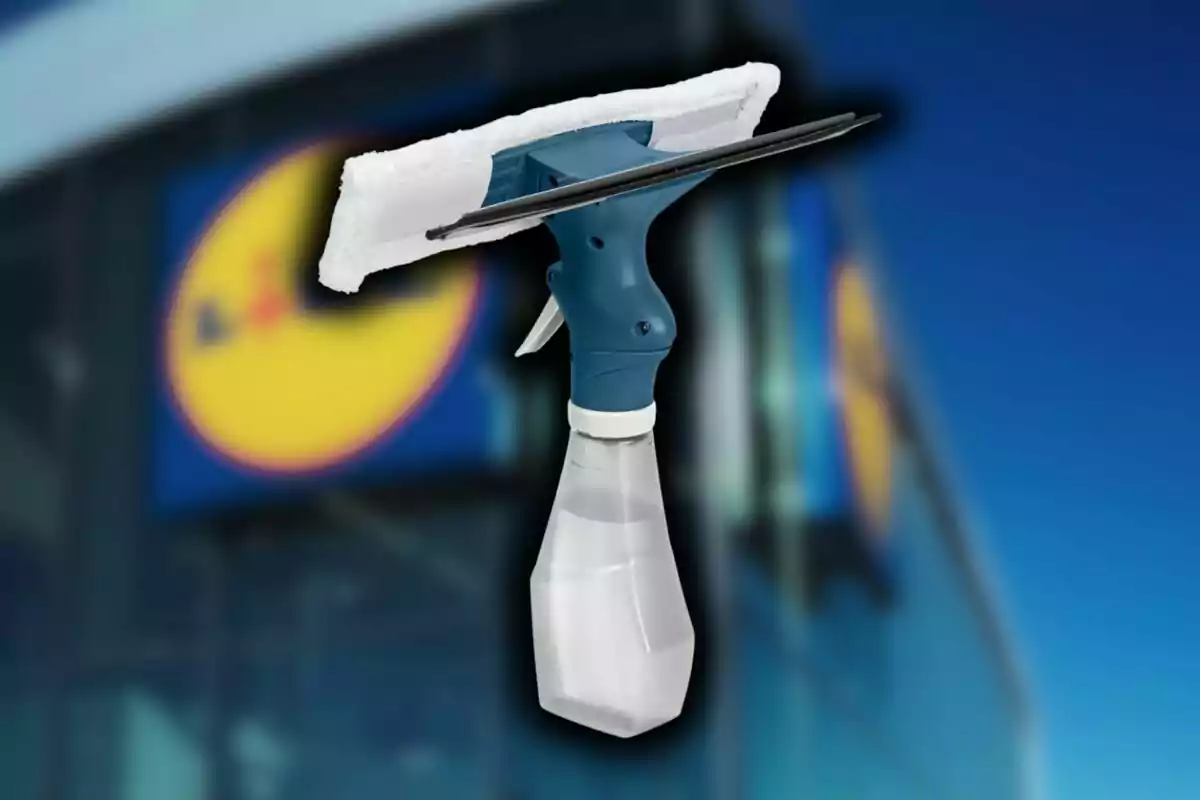 Limpiacristales con pulverizador y esponja frente a una tienda con el logo de Lidl desenfocado de fondo. Limpiacristales con pulverizador y esponja frente a una tienda con el logo de Lidl desenfocado de fondo.