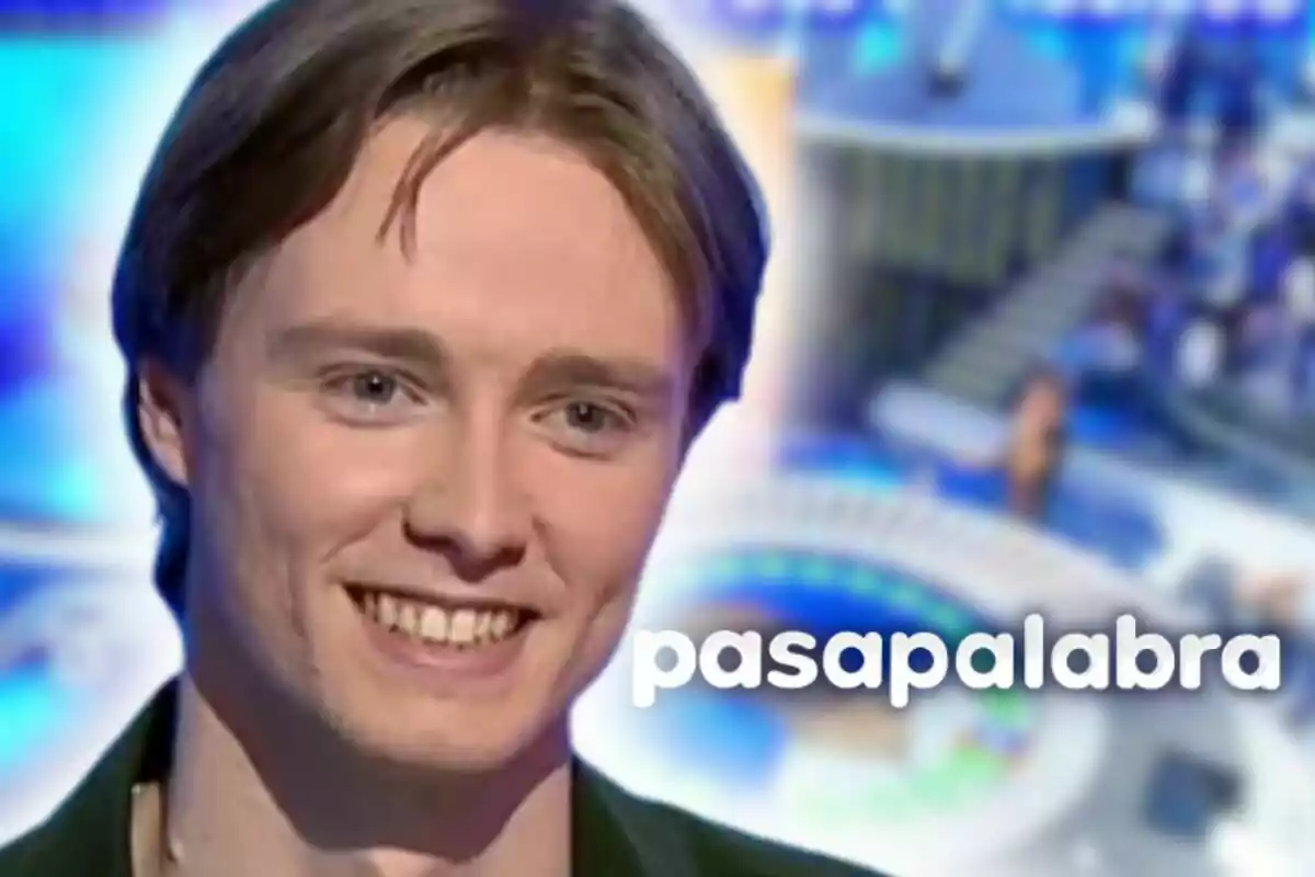Manu Pascual, concursante de 'Pasapalabra', sonriente en un set de televisión con el logo del programa al fondo.