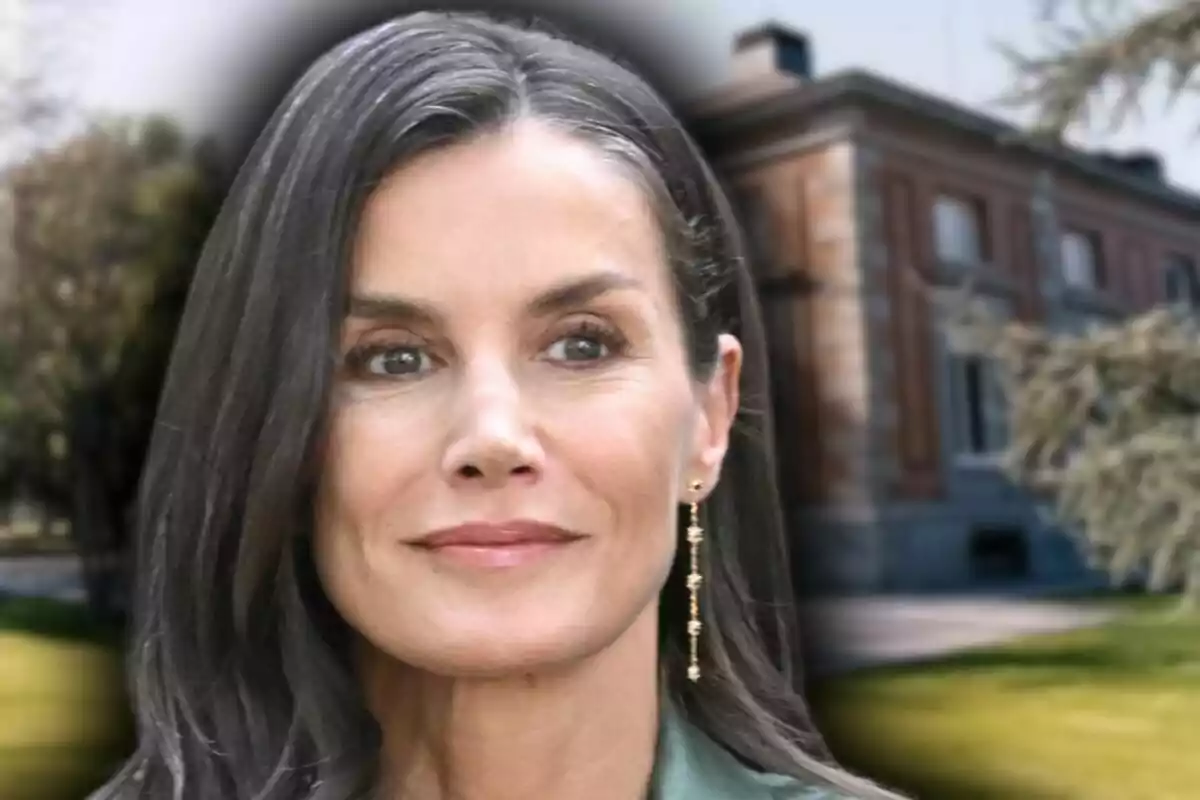 Montaje de fotos de primer plano de la reina Letizia Ortiz con el palacio de la Zarzuela de fondo.