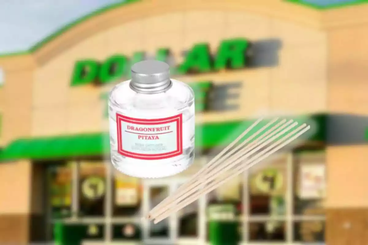 Difusor de aroma de pitaya con varitas sobre el fondo de una tienda Dollar Tree desenfocada Difusor de aroma de pitaya con varitas sobre el fondo de una tienda Dollar Tree desenfocada