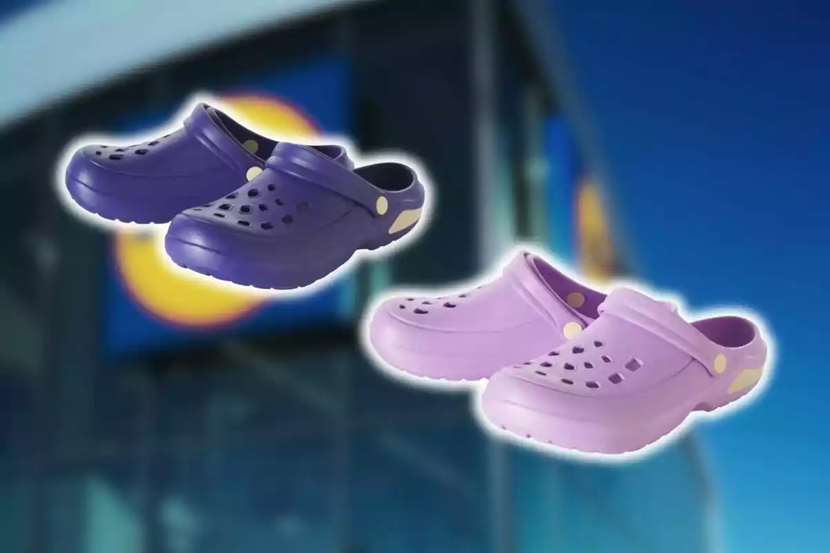 Dos pares de sandalias tipo crocs de Lidl en color morado y lila flotando frente a un fondo desenfocado de una tienda. Dos pares de sandalias tipo crocs de Lidl en color morado y lila flotando frente a un fondo desenfocado de una tienda.