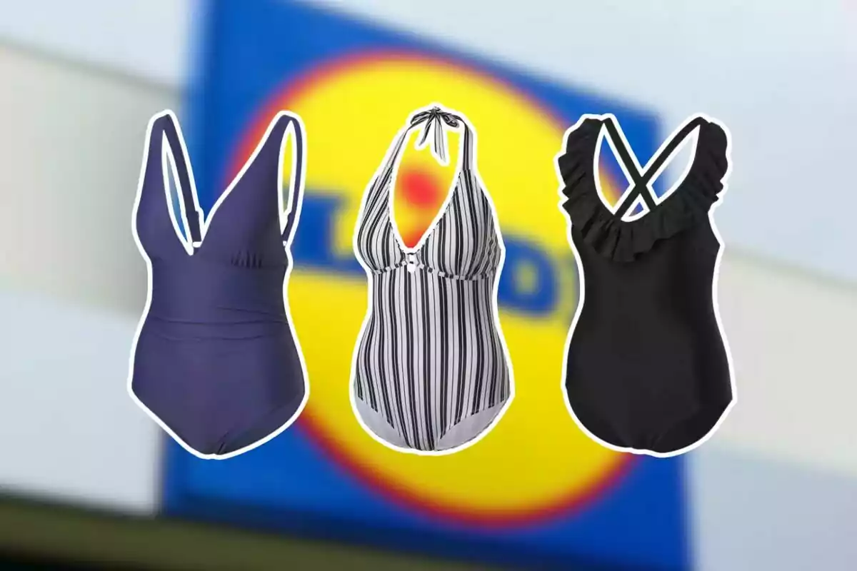 Tres trajes de baño de una pieza en diferentes estilos y colores frente a un fondo desenfocado con el logo de una tienda