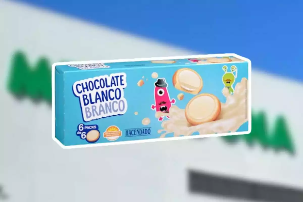 Caja de galletas rellenas de chocolate blanco de la marca Hacendado sobre un fondo desenfocado Caja de galletas rellenas de chocolate blanco de la marca Hacendado sobre un fondo desenfocado