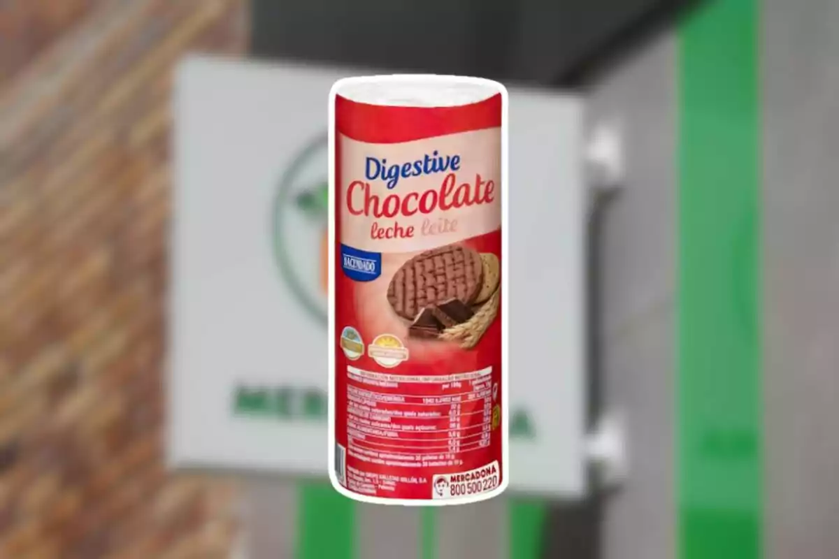 Envase de galletas Digestive Chocolate leche de la marca Hacendado frente a un fondo desenfocado de una tienda Mercadona