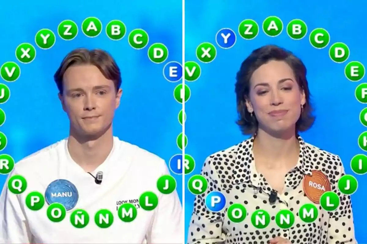 Manu y Rosa están participando en una prueba de preguntas y respuestas con letras del abecedario rodeándolos en la pantalla Manu y Rosa están participando en una prueba de preguntas y respuestas con letras del abecedario rodeándolos en la pantalla