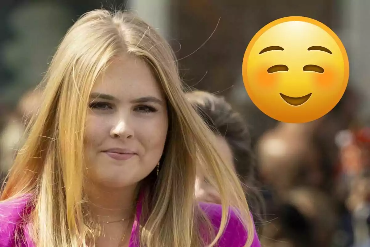 Amalia de Holanda con chaqueta fucsia y un emoji sonriente grande a su lado