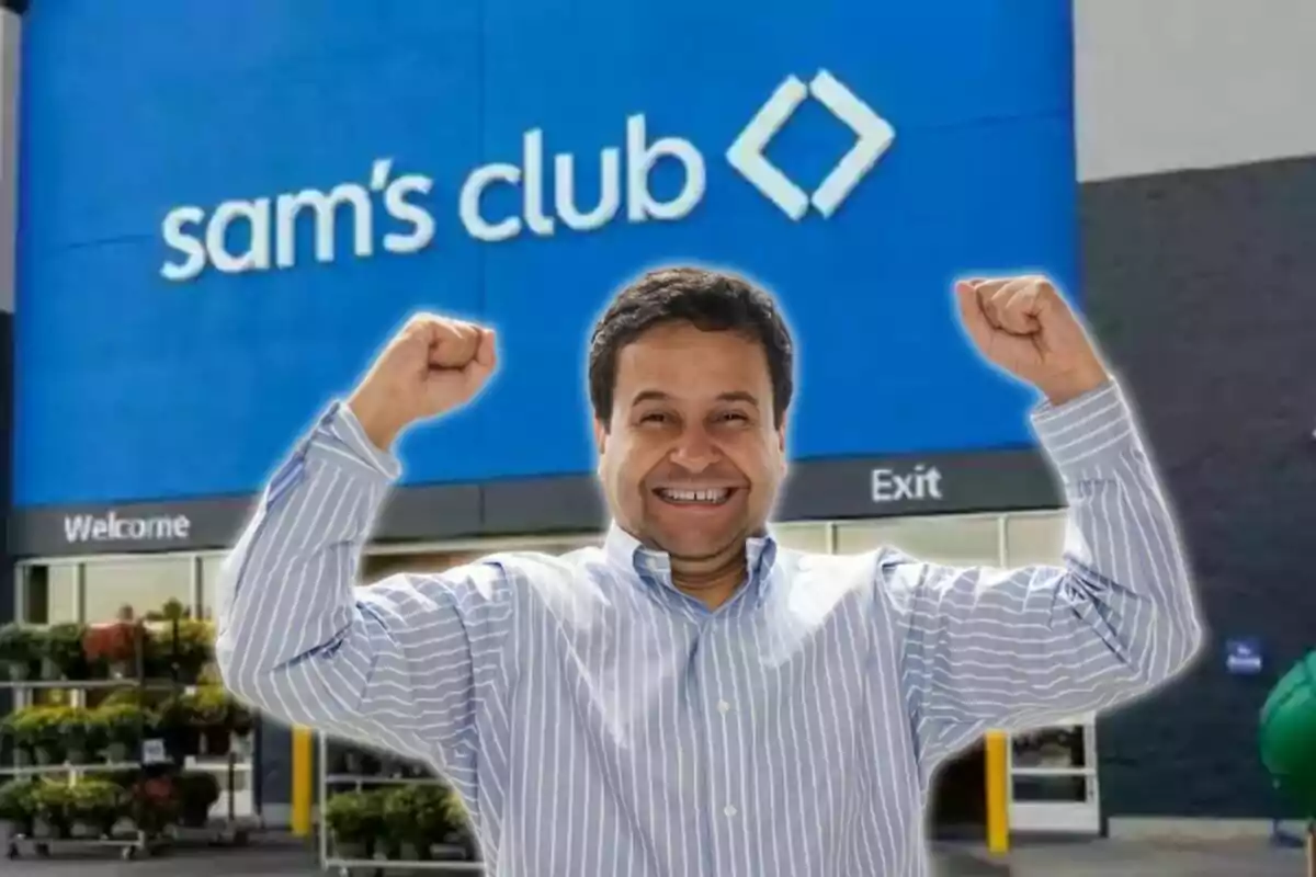 Hombre sonriente con los brazos levantados frente a la entrada de una tienda Sam's Club