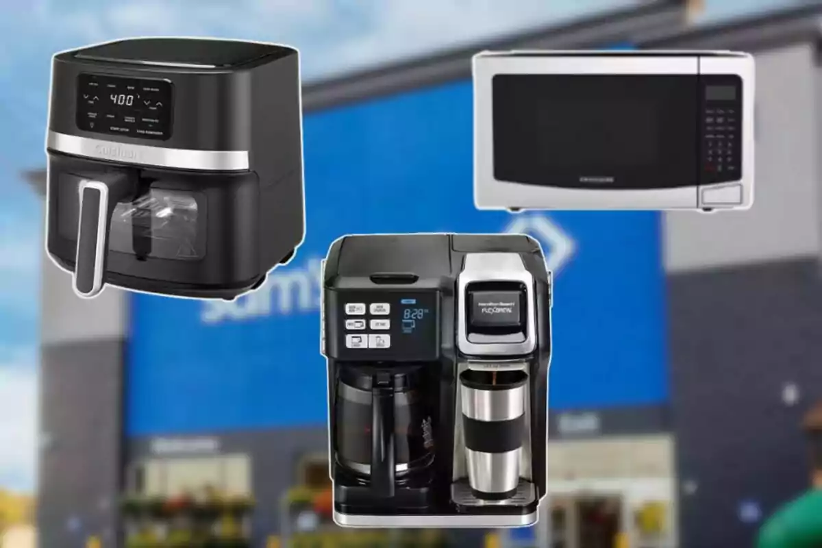 Tres electrodomésticos de cocina, una freidora de aire, un microondas y una cafetera, sobre un fondo borroso de una tienda Sam’s Club. Tres electrodomésticos de cocina, una freidora de aire, un microondas y una cafetera, sobre un fondo borroso de una tienda Sam’s Club.