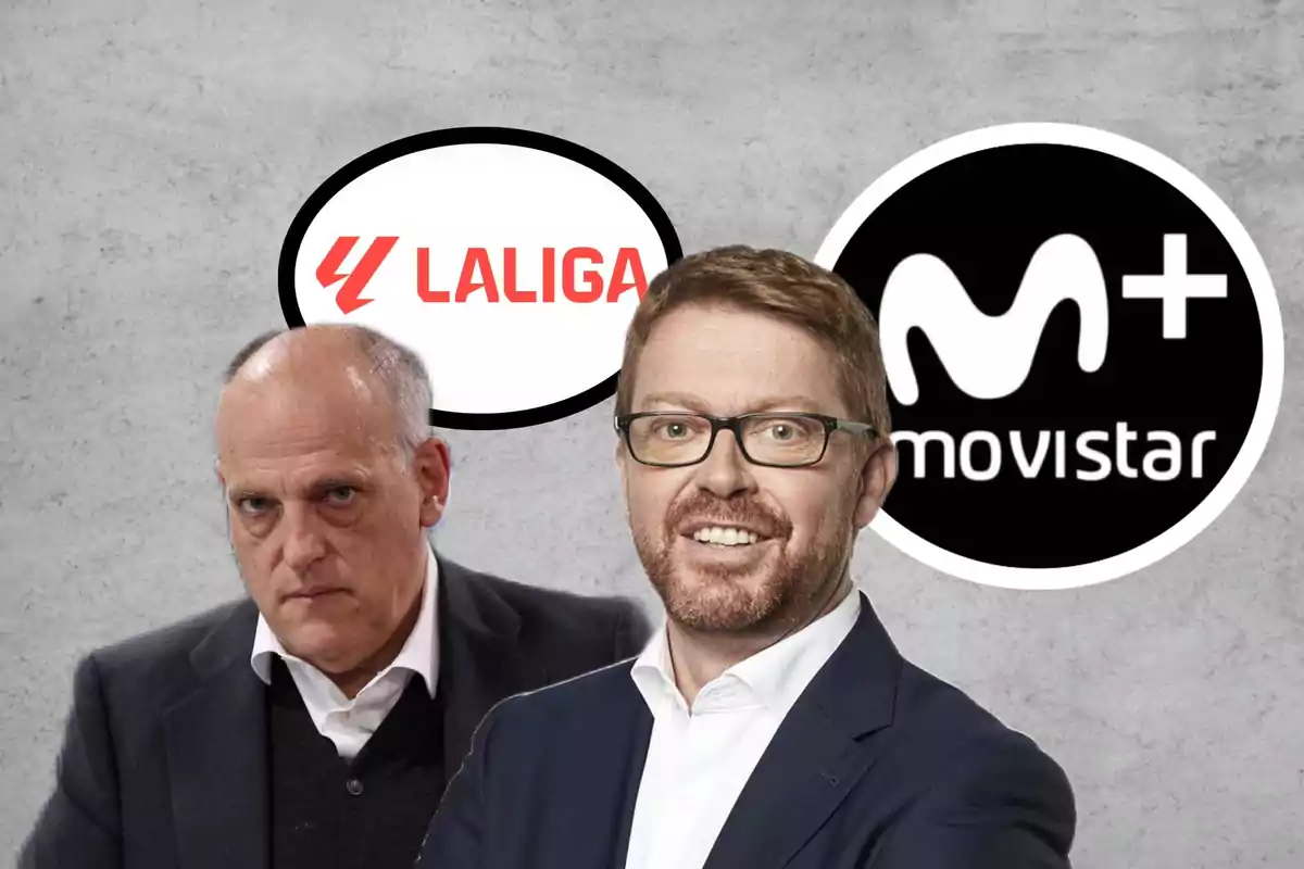 Dos hombres de traje posan frente a un fondo gris con los logotipos de LaLiga y Movistar+ detrás de ellos