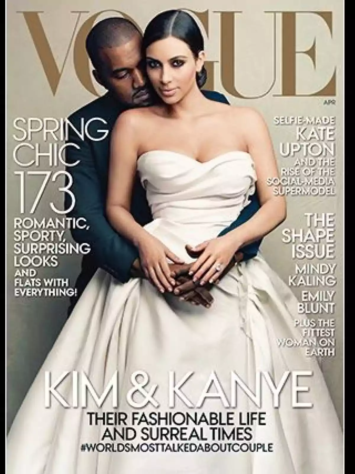 Portada de la revista Vogue con una pareja elegante abrazándose, ella lleva un vestido blanco de estilo nupcial y él viste de negro, ambos posan de manera sofisticada y romántica Portada de la revista Vogue con una pareja elegante abrazándose, ella lleva un vestido blanco de estilo nupcial y él viste de negro, ambos posan de manera sofisticada y romántica