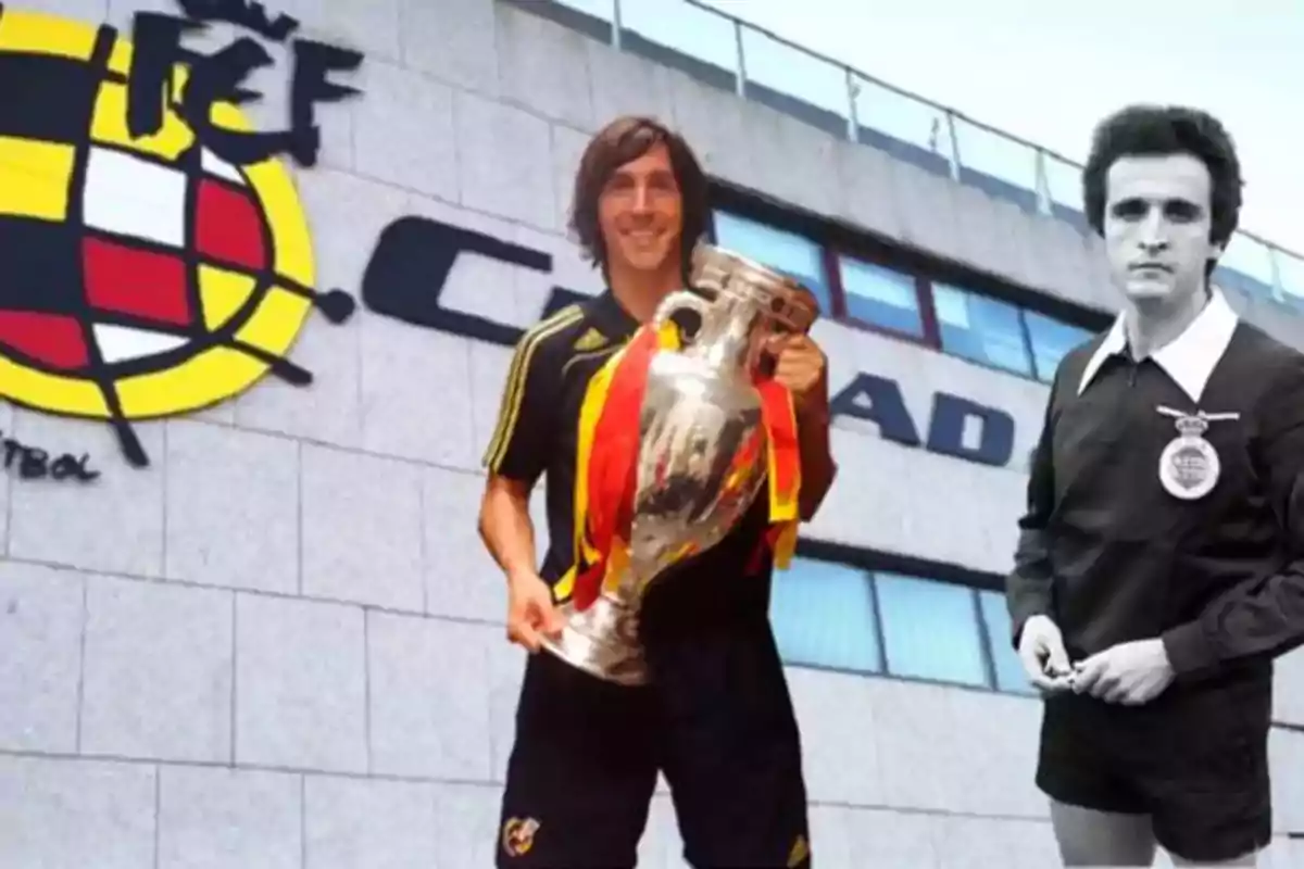 Un hombre con uniforme deportivo sostiene un trofeo grande decorado con cintas rojas y amarillas frente a un edificio con el logo de la federación española de fútbol, junto a la imagen en blanco y negro de otro hombre con uniforme antiguo.