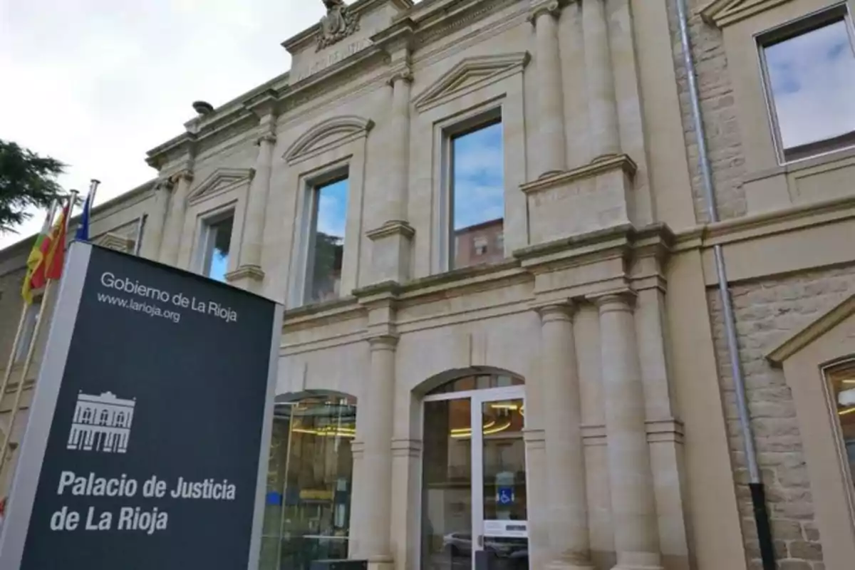 Fachada del Palacio de Justicia de La Rioja con un letrero del Gobierno de La Rioja y varias banderas a la izquierda