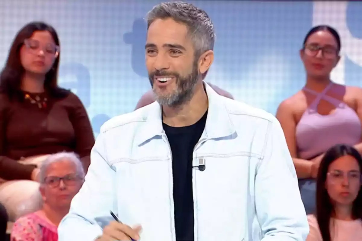 Roberto Leal sonríe mientras conduce un programa de televisión con público sentado al fondo. Captura de 'Pasapalabra' Roberto Leal sonríe mientras conduce un programa de televisión con público sentado al fondo. Captura de 'Pasapalabra'
