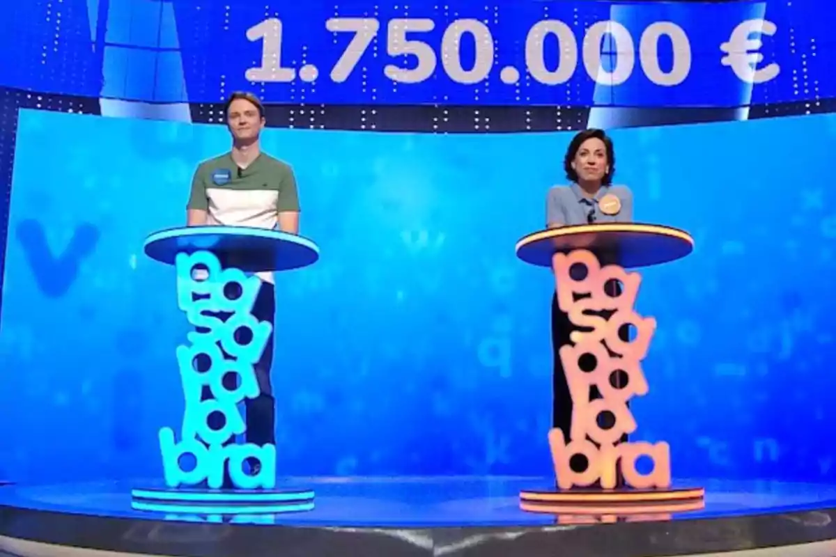 Manu y Rosa de pie en sus atriles en un programa de televisión con un premio de un millón setecientos cincuenta mil euros mostrado en la pantalla de fondo. Captura de 'Pasapalabra' Manu y Rosa de pie en sus atriles en un programa de televisión con un premio de un millón setecientos cincuenta mil euros mostrado en la pantalla de fondo. Captura de 'Pasapalabra'
