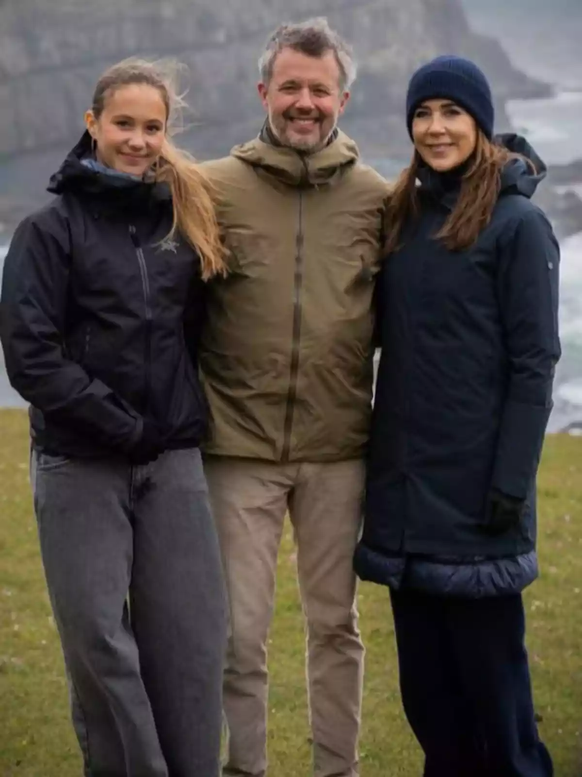 Josefina, Federico y Mary de Dinamarca posan juntas al aire libre en un paisaje natural con acantilados y mar al fondo, todas llevan ropa de abrigo y sonríen a la cámara. Josefina, Federico y Mary de Dinamarca posan juntas al aire libre en un paisaje natural con acantilados y mar al fondo, todas llevan ropa de abrigo y sonríen a la cámara.