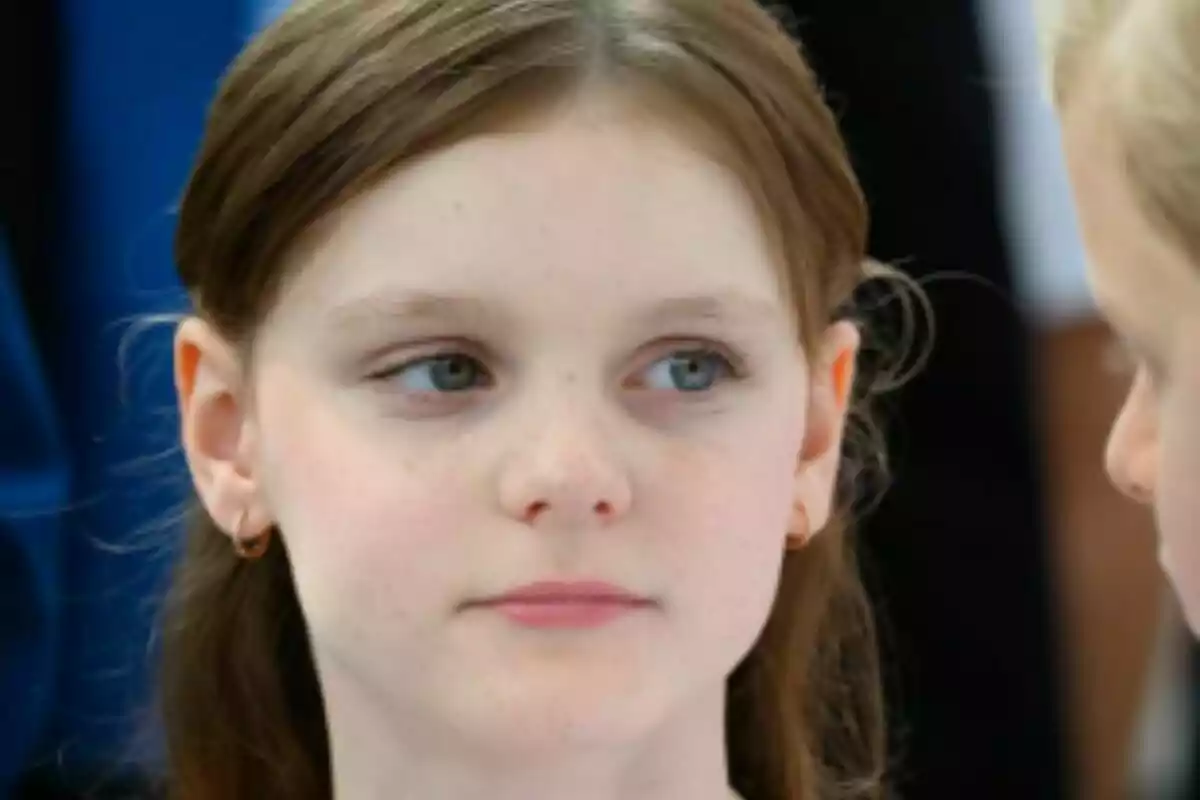 La princesa Gabriella de Mónaco mirando hacia un lado con expresión seria. La princesa Gabriella de Mónaco mirando hacia un lado con expresión seria.