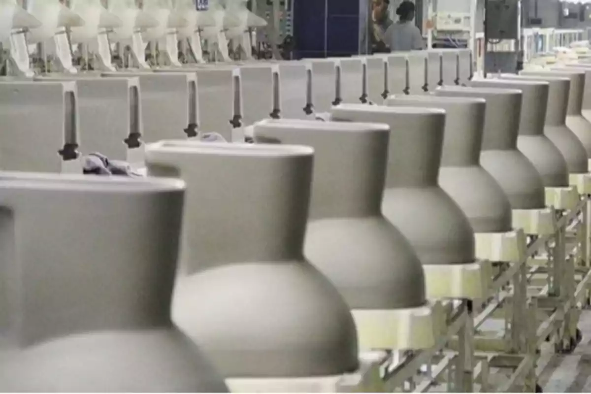 Línea de producción de inodoros de cerámica en una fábrica Línea de producción de inodoros de cerámica en una fábrica